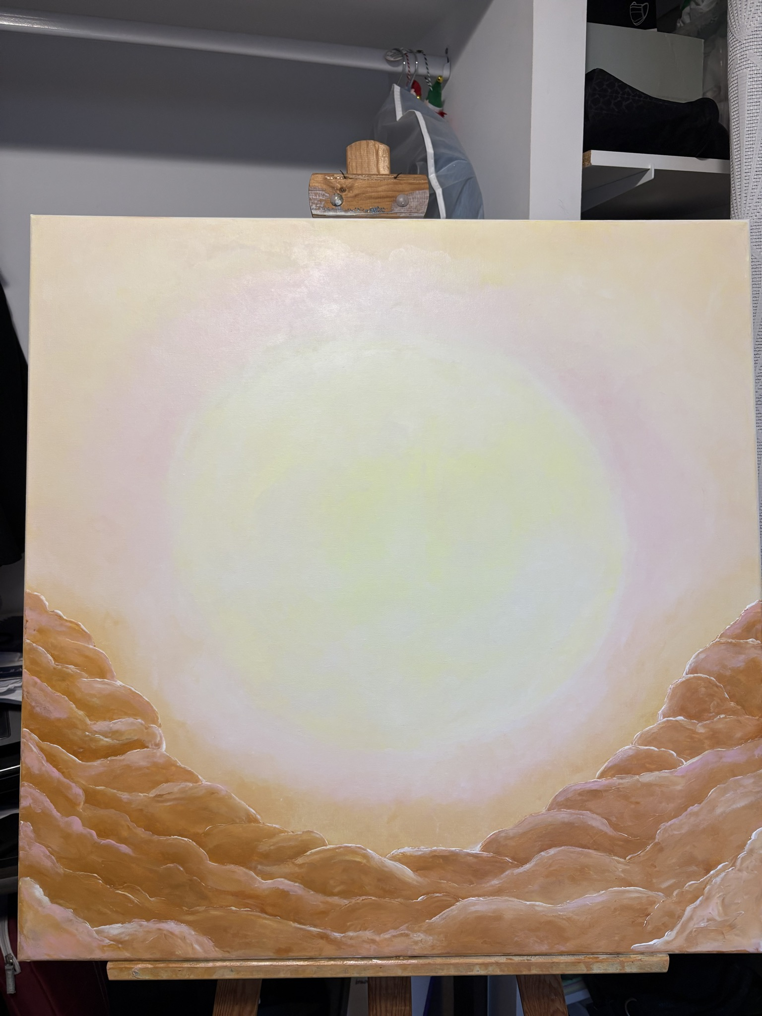 Œuvre lumineuse de Christiane Orsini, halo pastel et reliefs aux tons pêche