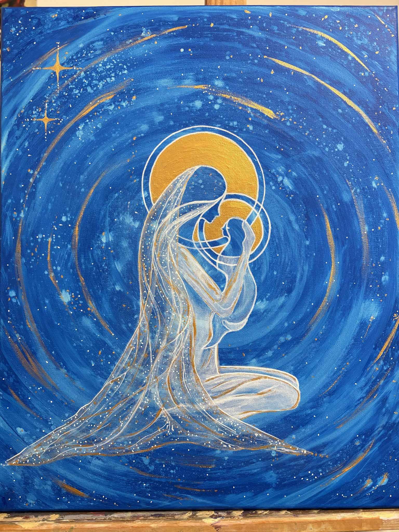 Peinture bleu profond et or de Christiane Orsini représentant une figure maternelle et un enfant dans un univers céleste